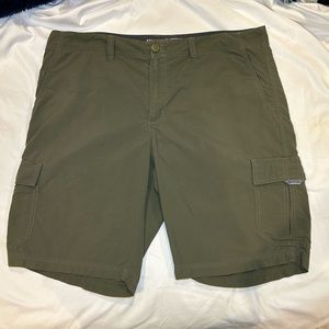 Mountain Harwear Green Hiking Shorts Size 38